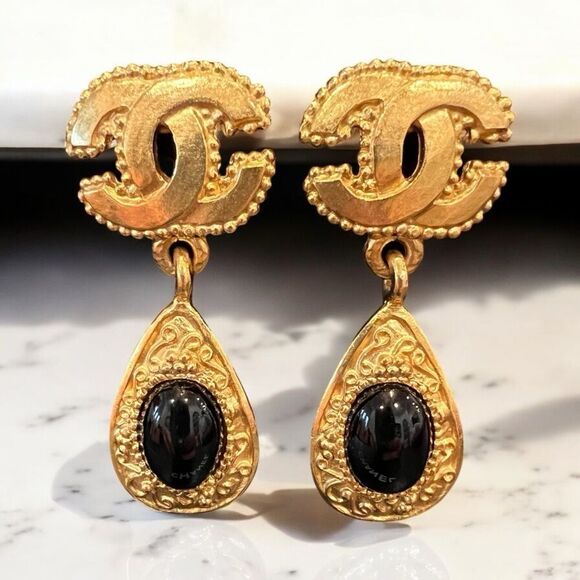 Chanel
Black Gripoix Glass and Gold Metal Grapevine CC Earrings - Picture 3 of 7